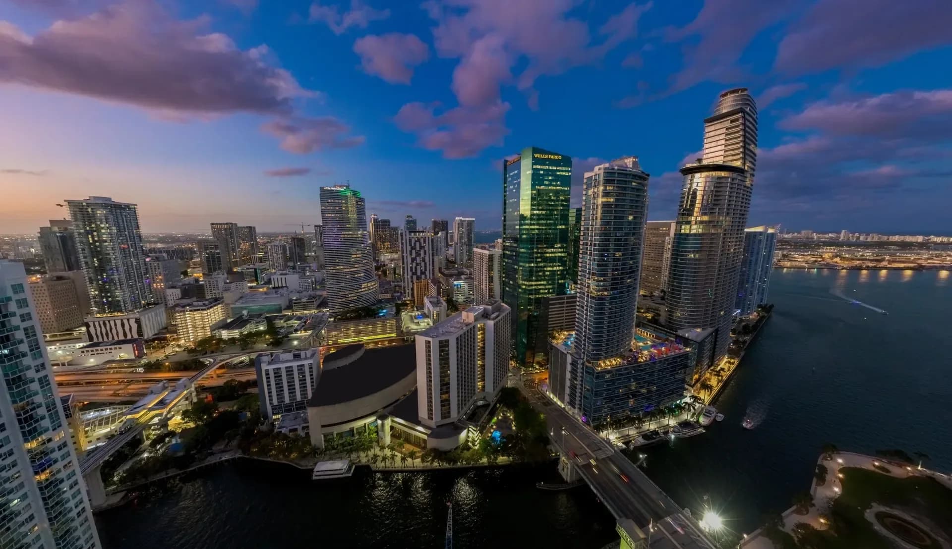 Vista aérea de Brickell al atardecer, con el río Miami y la bahía de Biscayne
