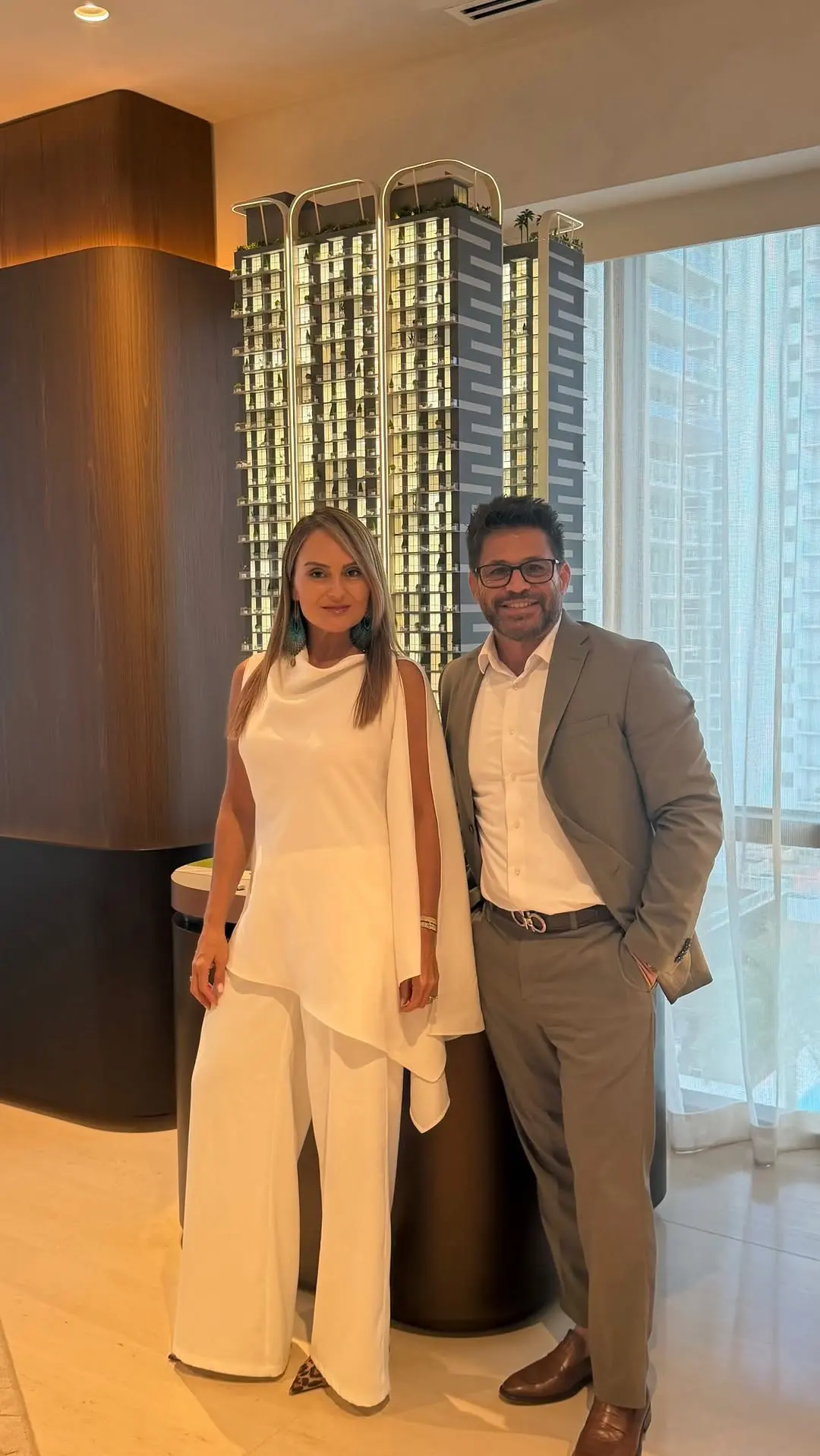 Vivi Vargas y Alejandro Valerín frente a una torre en Brickell