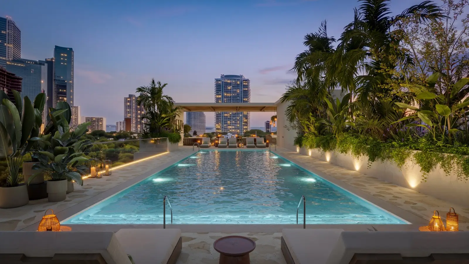 Piscina en la azotea de un edificio en Brickell